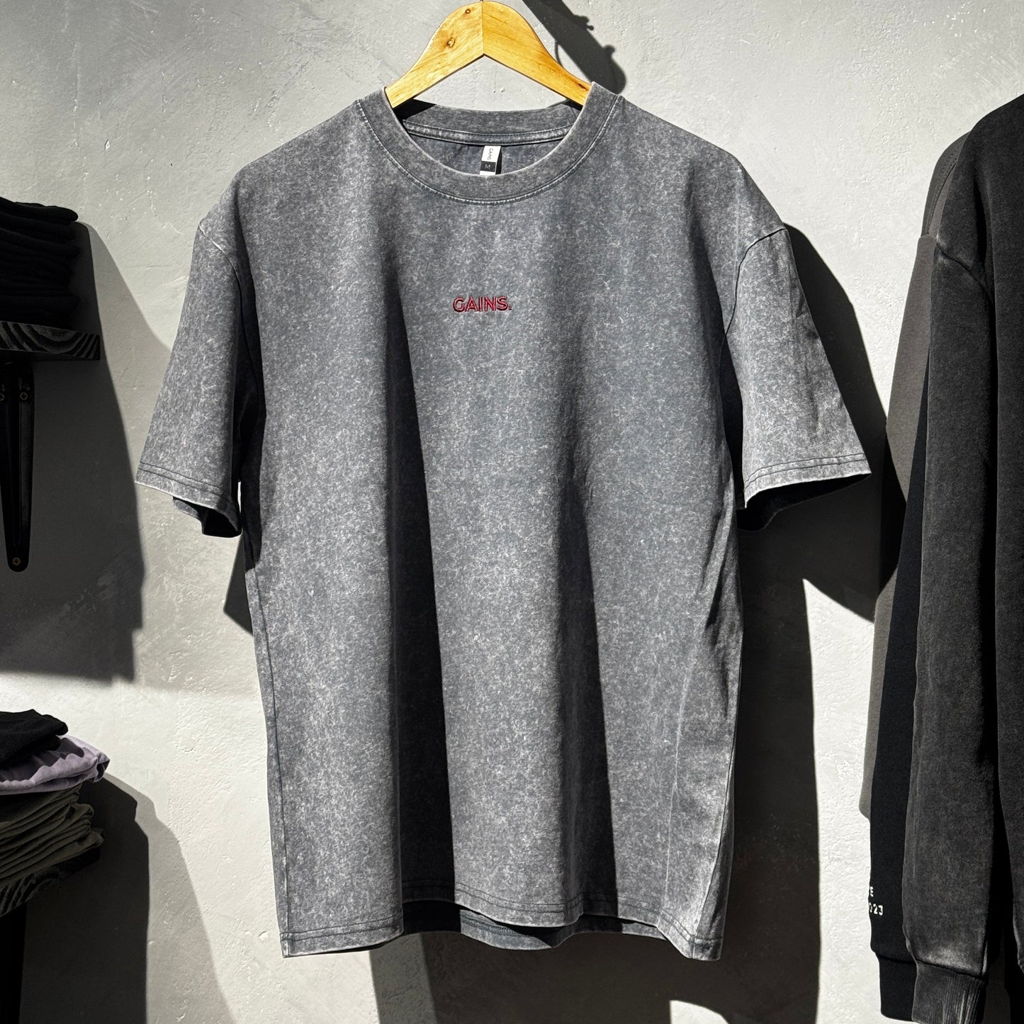 REMERA OVERSIZE GRIS BECOME BORDADO STONE WASH