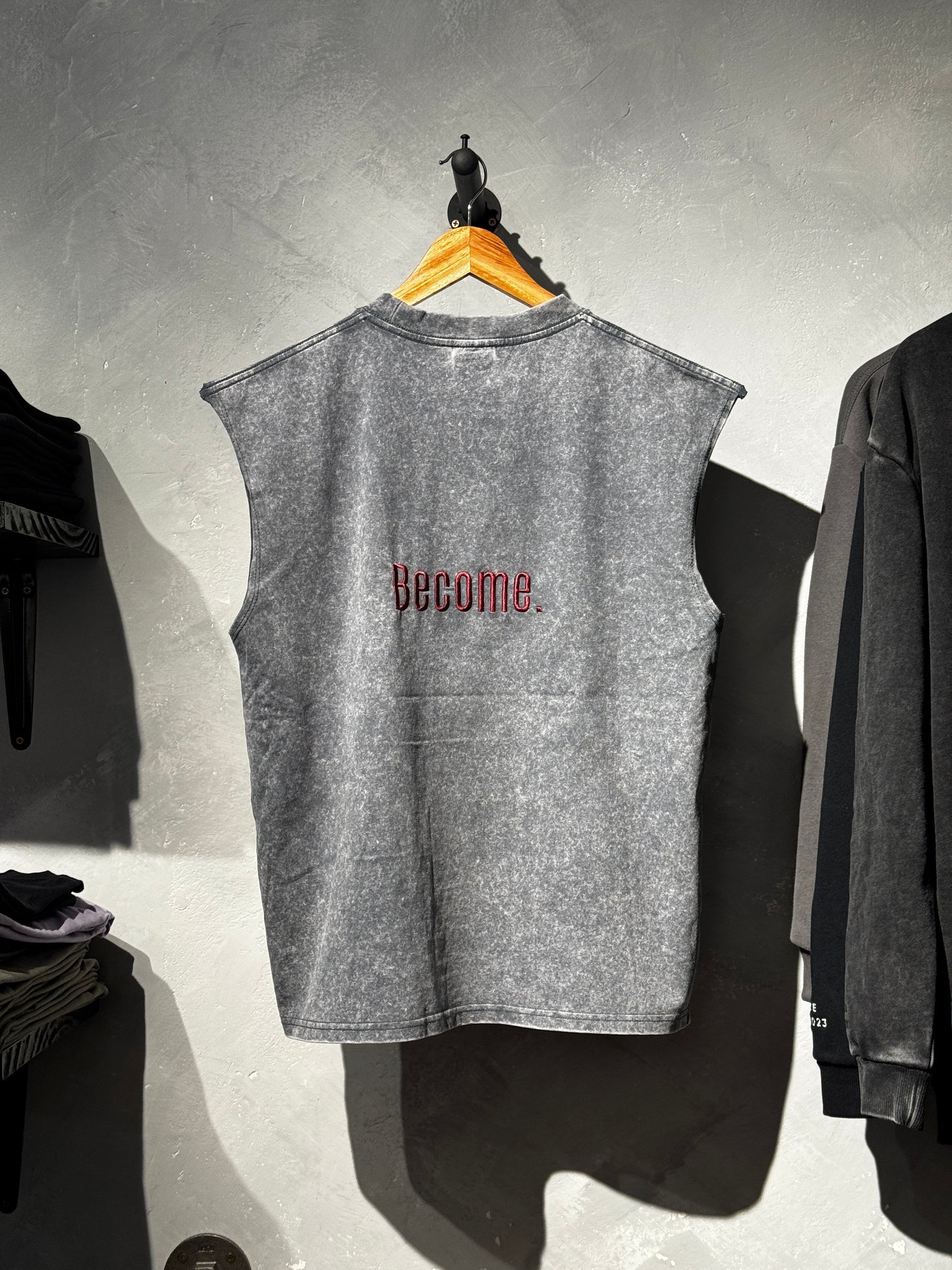 MUSCULOSA BECOME GRIS STONE WASH UNISEX BORDADA