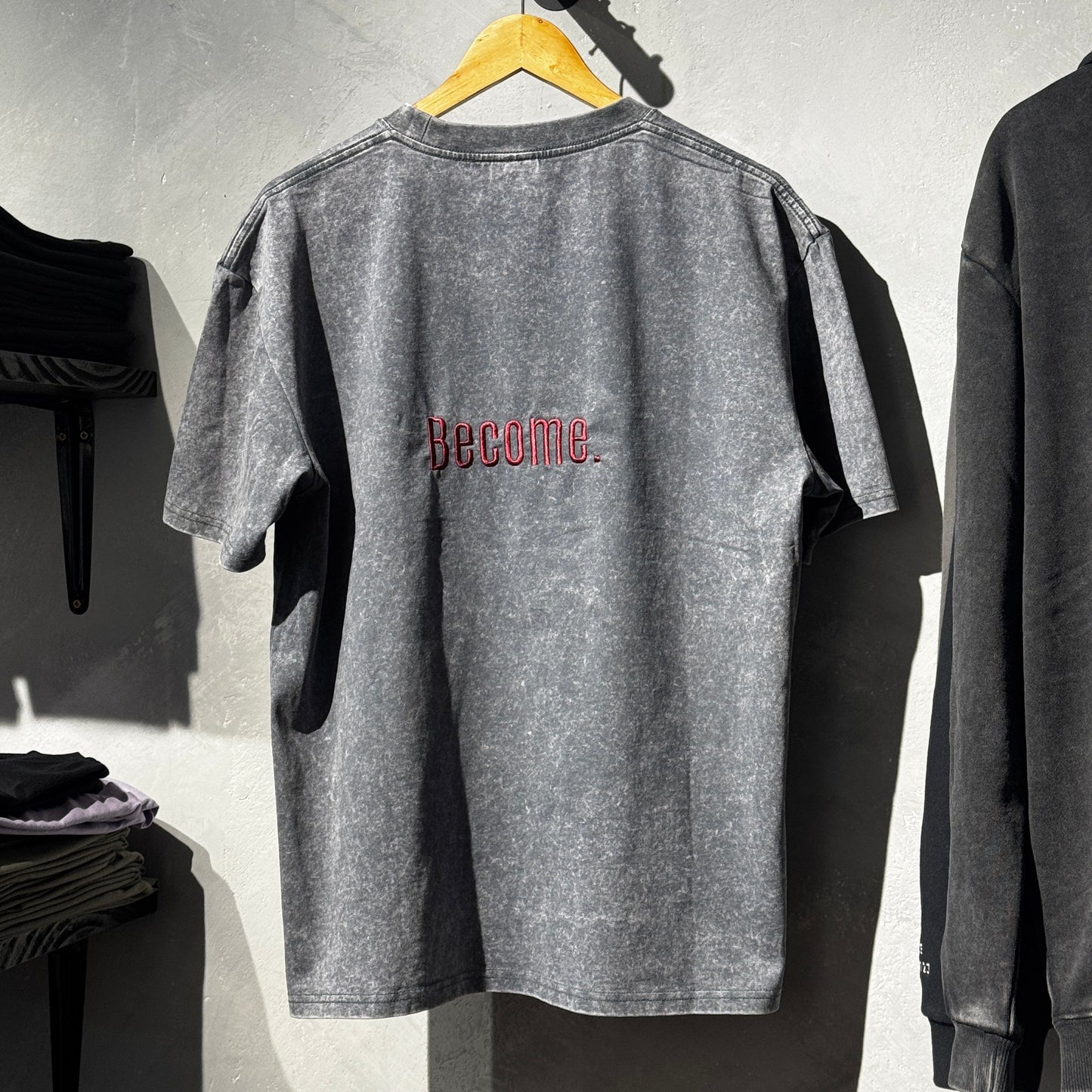 REMERA OVERSIZE GRIS BECOME BORDADO STONE WASH